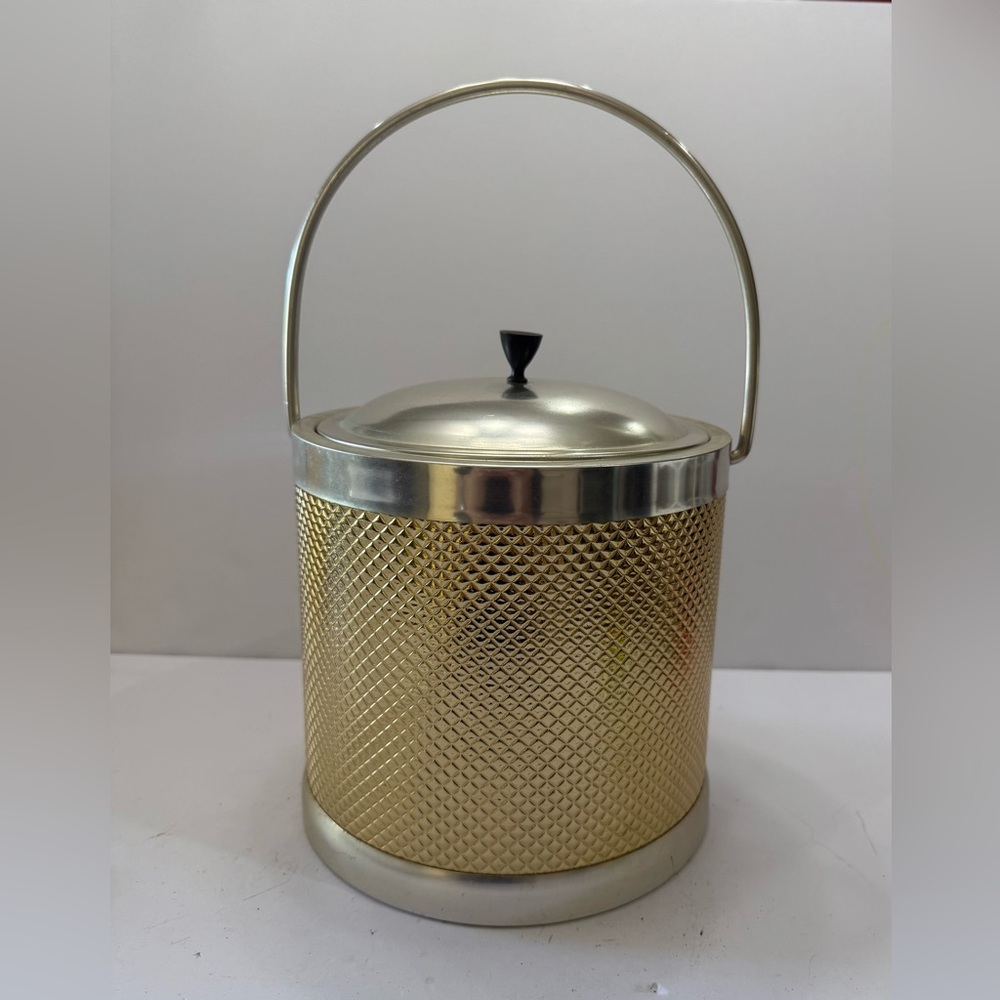 VTG. Ice Bucket Gold diamond weave pattern
W/ lid and cube gripper